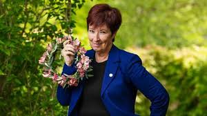 Mona sahlin (soundboard) ringer några stycken och tjafsar lite. Mona Sahlins Sommarprat Den Sista Skammen Blir Det Som Definierar Mig Svt Nyheter