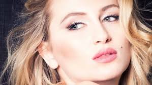 Bianca Censori fotografohet e shtrirë në shtrat me taka nga Kanye West, por  fansat u tronditën nga detajet