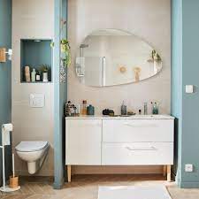 Quel que soit le style et la taille de votre salle de bain, vous pouvez trouver un miroir adapté. Nvie D Une Ambiance Zen Dans La Salle De Bains Avec Un Miroir En Forme De Galet Et Des Teintes D Leroymerlin Salle De Bain Salle De Bain Miroir Salle De