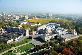 Champagnes Chateau Pommery Son Clos Pompadour Est Situe Tout Pres De La Ville De Reims C Eric Fenouil House Styles Mansions Chateau