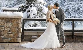Und besonders rote kleider stehen für weiblichkeit und sorgen für einen spektakulären und unvergesslichen auftritt. Die Winterhochzeit 20 Inspirationen Fur Die Hochzeit Im Winter