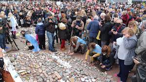 Cientos de argentinos realizaron este lunes la marcha de las piedras en memoria de los fallecidos durante el último año y medio y en protesta contra el gobierno de alberto fernández por. Cofytbu Nfm2m