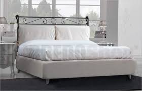 Vendita di letti contenitore con struttura in acciaio, rete a doghe e ampia possibilità di. Letto Imbottito Con Testiera In Ferro E Contenitore Leonardo Con Rete A Doghe Sollevabile Ales Letti Imbottiti Alzata Standard Ales Rivestimenti Tessuto Smile Colore 32