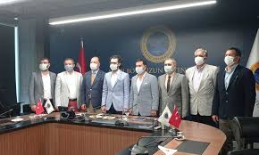 1959 erzurum doğumlu yazar, i̇stanbul üniversitesi leh dili ve edebiyatı bölümünde lisans eğitimi alan yazar daha sonra i̇stanbul üniversitesi uluslararası i̇lişkiler bölümü'nde yüksek lisans eğitimini tamamladı. Bodrum Belediyesi Ile Halic Universitesi Temasindan Ortak Proje Hedefleri Tele1