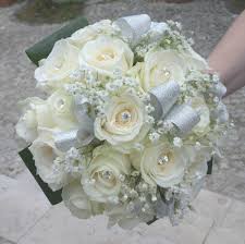 I fiori per l'anniversario di matrimonio dei 50 anni sono le rose gialle. Bouquet 25 Anni Di Matrimonio Quel Tocco Argentato Sui Fiori