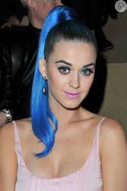 Foto: Katy Perry é fã de cabelo azul e escolheu um tom royal para ir ao  Paris Fashion Week em março de 2012