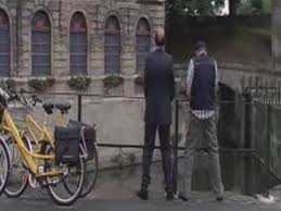 Elle est située dans les flandres du nord de la france. Bienvenue Chez Les Chtis Pisse Sur Le Pont Video Dailymotion