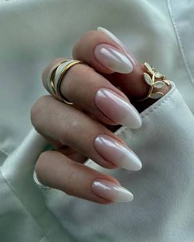 Esempio di manicure trasparente ed ultra-lucida effetto vetro, AI generated