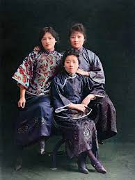 年青時宋氏三姐妹colorized色彩版即 宋靄齡 宋慶齡 宋美齡 19世紀末生於上海 祖籍廣東文昌縣 今海南文昌市 她們對20世紀的中國擁有不可思議的影響力 在一定程度上影響了中國的歷史進程 也因而成為世界關注的焦點 宋家三姊妹 的人生際遇迥 In 2020