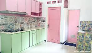 Pilih dekorasi ruangan dengan perpaduan warna terang dan pastel untuk ciptakan dapur unik yang anti mainsteram. 10 Inspirasi Desain Dapur Sederhana Unik Yang Dapat Langsung Ditiru