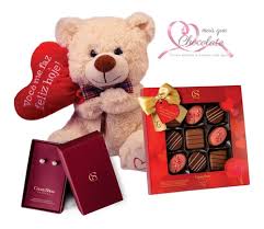 Coloque chocolate, morango, chantily na boca dele de uma forma sensual… pode ser no seu corpo também a brincadeira. Cesta De Chocolates Qualidade Presente Dia De Maes Namorados Amo Mais Que Chocolate