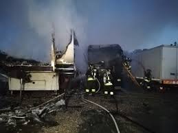 Anche il fratello di 16 e la sorellina di 10 anni stanno molto male (ansa). Incendio A Brugherio A Fuoco Camper E Camion Le Fiamme Lambiscono La Tangenziale Prima La Martesana