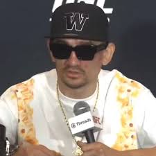 Max Holloway calls out Dana White for not giving him and Dustin Poirier the  FOTN bonus 😭, “I hope you guys give sh*t to Dana. How the hell did we not  get fight of the night bro? What is he thinking? ...