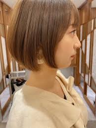 お手入れ簡単ショート 丸顔 20代 30代におすすめ大人かわいいモテ 愛され小顔 眉上 ショートバング 茶髪 ブラウン グラデーションカラーグレージュ ヘアサロン予約 ozmallビューティ 2021 ヘアサロン ショートカット 茶髪