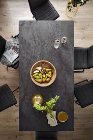 Halt Allem Stand Was Auf Ihm Steht Der Esstisch Global Talavera Mit Keramik Tischplatte Mehr Infos Bei Spitzhuttl Home Comp Essen Esstisch Holztisch Design