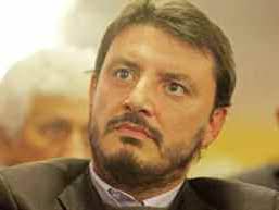 Rissa in strada a Passoscuro: aggredito a colpi di bottiglia si difende con  un'accetta