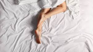 Nackt schlafen: Textilfreie Nachtruhe ist optimal - FIT FOR FUN