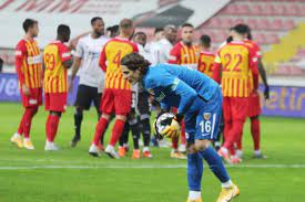 Doğan alemdar, geçtiğimiz sezon kayserispor'un resmi maçlarında kaptan olarak sahaya çıkan en 29 ekim 2002'de kayseri'nin kocasinan ilinde dünyaya gelen doğan alemdar, futbol hayatına 2013. Kayserisporlu Dogan Alemdar Bir Ilki Yasadi Bursada Bugun Bursa Bursa Haber Bursa Haberi Bursa Haberleri Bursa