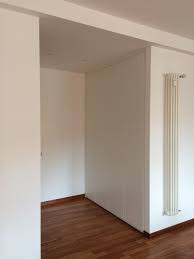 Un Armadio A Scomparsa Inserito Tra Le Pareti E Rifinito Con Coprifili Dello Stesso Mate Idee Per Decorare La Casa Armadio A Muro Arredamento Interni Ingresso
