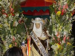 Su padre pertenecía a una de las familias de mejor linaje de la ciudad, y su madre era una dama de profundo sentido cristiano. Santa Clara De Asis Mapio Net