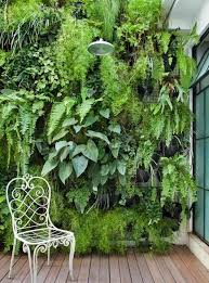 Les Jardins Suspendus Sont Une Excellente Maniere D Introduire Une Decoration Vertical Garden Design Vertical Garden Garden Wall