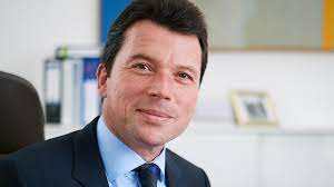 Seit der gründung 1920 hat sich hofer von einer institutswerkstatt zu einem erfolgreichen unternehmen der neuman & esser group entwickelt. Hofer Burgermeister Fordert Stadtratin Zum Rucktritt Auf Br24