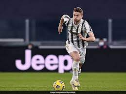 De ligt grätscht noch dazwischen und bekommt noch die fußspitze in den ball, der dadurch übers tor fliegt. Matthijs De Ligt Becomes Third Juventus Player To Test Positive For Coronavirus This Week Football News