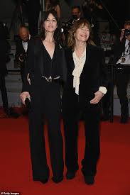 29.10.2021 · du côté de la famille de jane birkin, seule charlotte gainsbourg avait donné quelques nouvelles de sa maman. Jane Birkin And Her Daughter Charlotte Gainsbourg Reunite For The First Docu Film About Her Mother Oltnews
