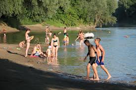 A polgármester elmondta, hogy csak a szabadtéri medencéket lehet majd használni, és itt is ügyelni kell a kellő távolságtartásra és a folyamatos fertőtlenítésre. Szabad A Strand Az Eletevel Jatszik A Tiltott Helyen Furdozo Sonline