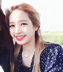 Lisa vén mái, hé lộ vầng trán sân bay nhưng vẫn xinh