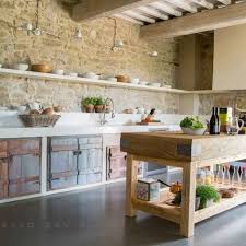Nos encantan los cestos y cestas de rafia, aportan el toque rústico perfecto. Fotos De Cocinas Rusticas Cocinas De Estilo Rustico Cocinas De Obra Pisos De Cocina