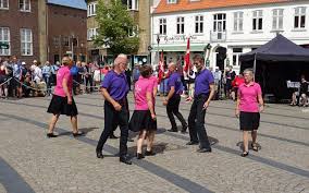 Jun 15, 2021 · egor filipenko fra rælingen er ikke blant dommerne når «skal vi danse» starter en ny sesong. Nordjylland Arkiv Folkedans