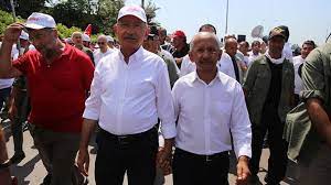 İkiz kılıçdaroğlu'nun, 2002 yılında i̇zmit'te yaşayan eski işadamı mustafa taşkıran'dan aldığı ve senet yaptırdığı 22 bin tl'lik borcu aradan 14 yıla rağmen ödemeyerek taşkıran'ı dolandırdığı tespit edildi. Kilicdaroglu Nun Ikizi Adalet Yuruyusu Nde Politika