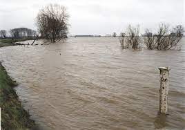 Duinen, dammen, dijken en andere waterkeringen bij een dreiging op een overstroming heb je twee mogelijkheden: De Bijna Ramp 1995 Mijn Gelderland