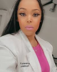 Ellen Stack's Instagram, Twitter & Facebook