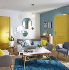 Un Salon Plein De Couleur Avec La Tendance California Du Jaune Pour Les Accessoires Du Bleu Sur Les Murs E Idee Deco Salon Deco Salon Decoration Salon Jaune