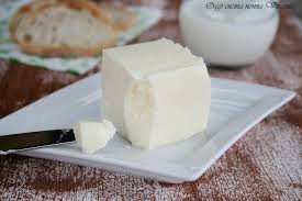 Il processo di burrificazione avviene solitamente a livello industriale, e prevede una serie di operazioni che portano ad ottenere panetti di burro partendo dal latte vaccino. Come Si Fa Il Burro In Casa Ricetta In Pochi Minuti Con 1 Ingrediente