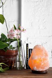 7 Things To Know About Buying A Salt Lamp Salzlampe Minimalismus Wohnung Und Erste Wohnung Dekorieren