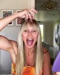 Doch das tat der stimmung rund um die show mit model heidi klum keinen abbruch. Heidi Klum Shows Off Her Long Legs In An The Orange Mini Dress From Gntm Finale Readsector