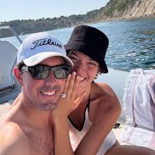 Karlie Kloss celebra su cumpleaños junto a sus hijos con un look cómodo y  atemporal