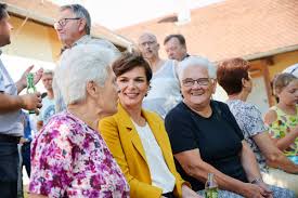 She is the first woman to lead the spö. Pamela Rendi Wagner Ø¹Ù„Ù‰ ØªÙˆÙŠØªØ± Auf Sommerferien Freuen Sich Kinder Und Ihre Familien Das Ganze Jahr Fur Eltern Und Alleinerziehende Erzeugt Das Oft Stress Weil Kinderbetreuungsangebote Fehlen Nicht In Schandorf Im Burgenland Dort