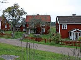 This vacation home has 2 bedrooms, a tv, a dining area, and a kitchen with a dishwasher and a microwave. Astrid Lindgrens Bullerbu Haus Steht Zum Verkauf