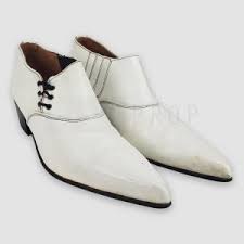 Three decades after david bowie's worldwide hit let's dance, the remote australian community where the video was shot is hoping its link with a pop icon will save it from extinction. David Bowie S Let S Dance Music Video Shoes Heroprop Com
