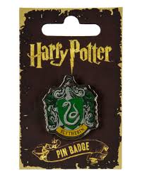 Das haus slytherin ist eines der vier häuser von hogwarts.bei der auswahl der slytherins, werden die werte des hausgründers salazar slytherin hochgehalten: Harry Potter Pin Slytherin Fur Hp Fans Kaufen Horror Shop Com