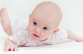 Meiner konnte sich mit 3 monaten drehen und brei bekamm er erst mit 6 monaten. Baby Bauchlage Warum Ihr Kind Auch Mal Auf Dem Bauch Liegen Sollte