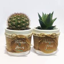 El estilo vintage encaja perfectamente y tiene la ventaja de tomar, como elemento principal de su composición, un objeto antiguo. Mini Jardin Con Cactus O Suculenta En Ceramica Centros De Mesa Cactus Cactus Y Suculentas Suculentas