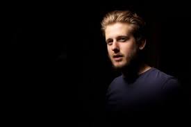 Low Key Photography How To Start Using Low Key Lighting Dramatic Photography High Key Photography Portraits Low Key Photography