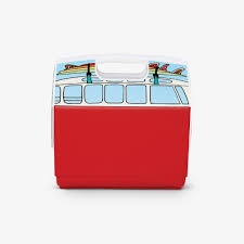 This is the ice chest that pays homage to the classic volkswagen sunroof deluxe van while ensuring its contents—as well as its owner—stay cool. Igloo Coolers Vw Red Van Playmate Elite Special Edition 16 Qt Cooler