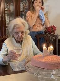 Fanno Gli Auguri Alla Nonnina Di 94 Anni La Sua Risposta Lascia Di Stucco