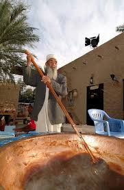 Omani Halwa Die Gelantineartige Masse Die Wortlich Ubersetzt Sussigkeit Bedeutet Besteht Aus Braunem Zucker Eiern Hon Omani Omani Halwa Islamic Countries